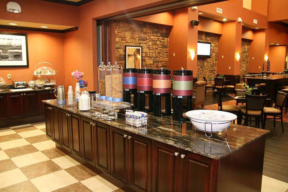 Hampton Inn & Suites Mission Restaurant bilde